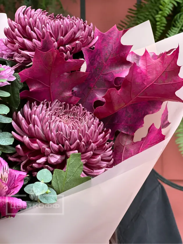 Сборный букет с сортовой хризантемой и ягодами №83