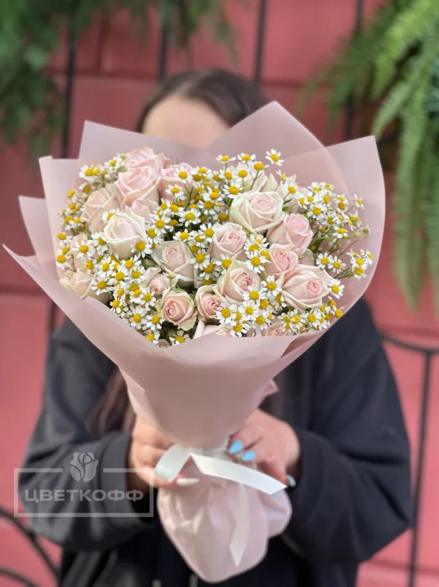 Букет из роз с ромашкой