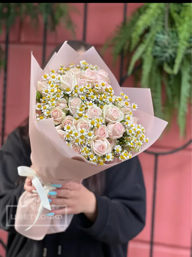 Букет из роз с ромашкой