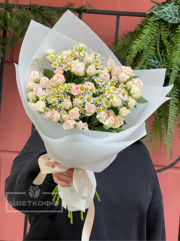 Монобукет с кустовой розой и ромашкой