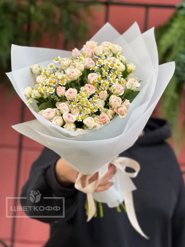 Монобукет с кустовой розой и ромашкой