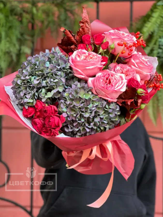 Сборный букет с сухоцветной гортензией и ягодами