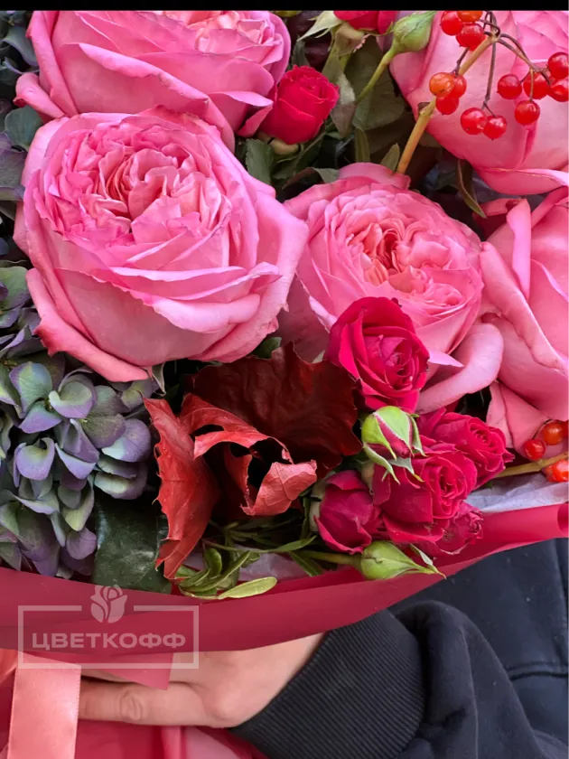 Сборный букет с сухоцветной гортензией и ягодами