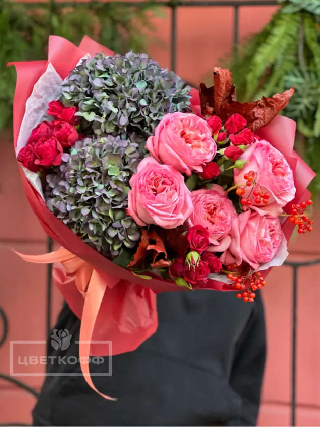 Сборный букет с сухоцветной гортензией и ягодами