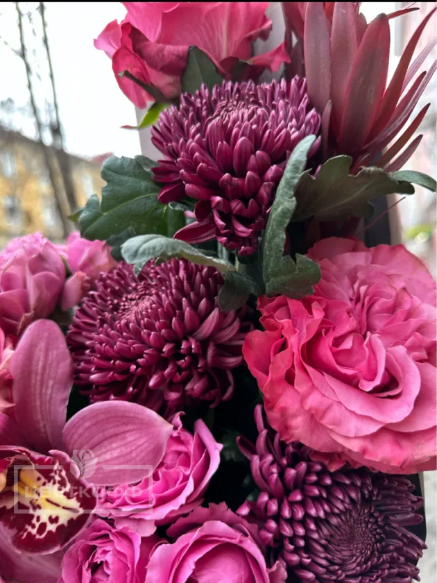 Авторский букет с сезонными цветами «Любящее сердце»