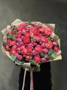 Микс из пионовидных кустовых роз с эвкалиптом