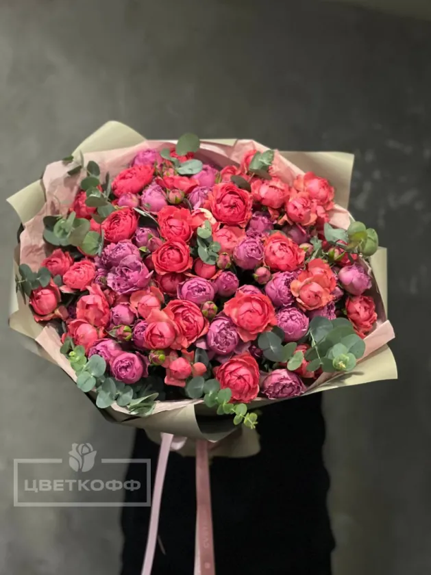 Микс из пионовидных кустовых роз с эвкалиптом