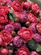 Микс из пионовидных кустовых роз с эвкалиптом