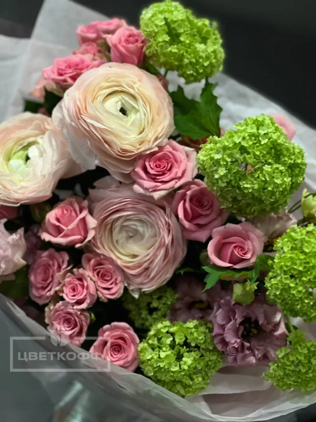 Сборный букет с ранункулюсами «вальс цветов»