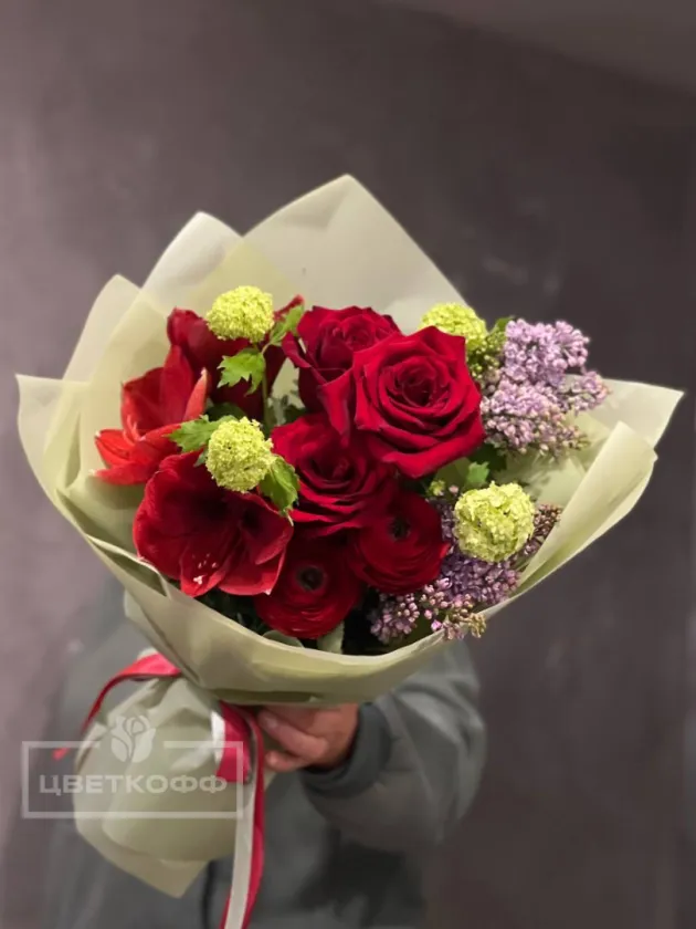 Сборный букет с амариллисом и сиренью