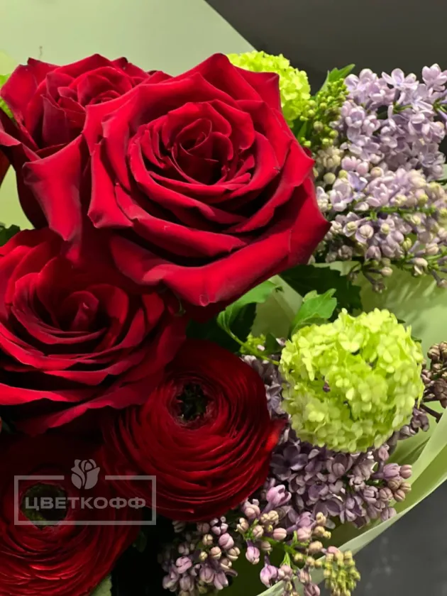 Сборный букет с амариллисом и сиренью