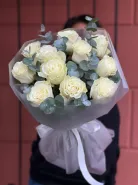 Моно букет из 11 белых роз с эвкалиптом