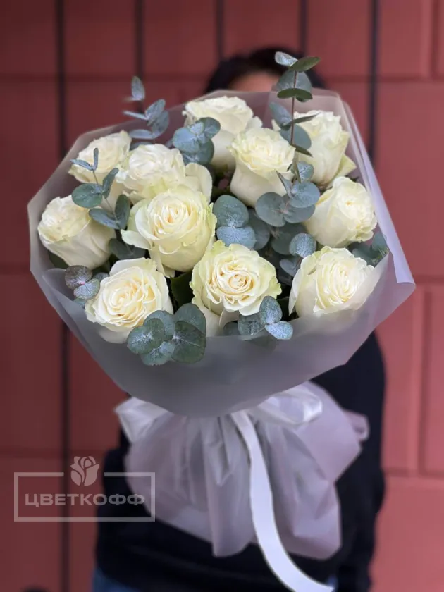 Моно букет из 11 белых роз с эвкалиптом