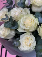 Моно букет из 11 белых роз с эвкалиптом