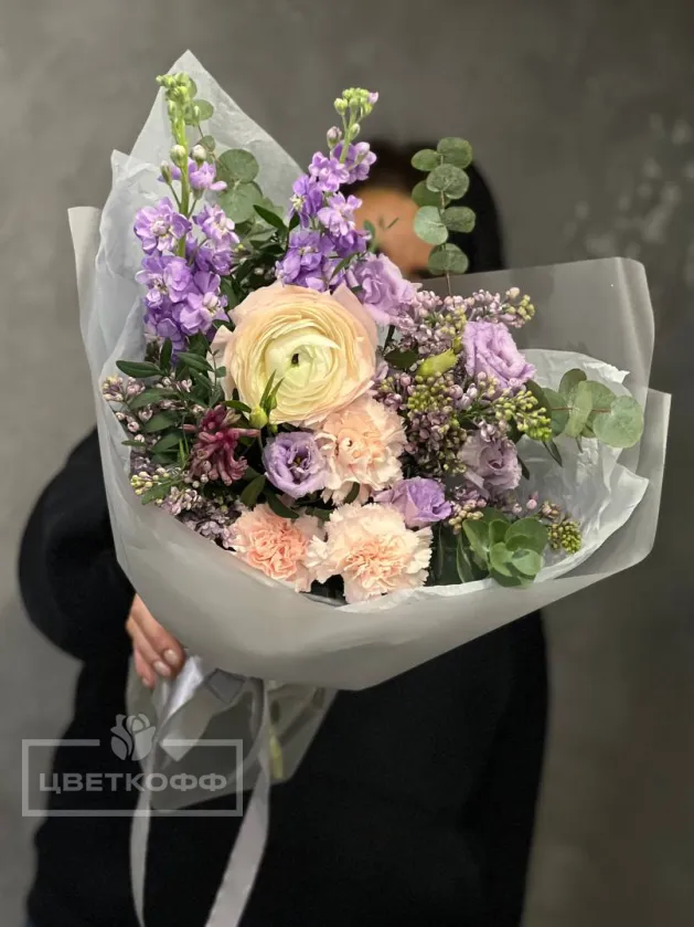 Сборный букет с сиренью и ранункулюсом