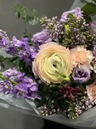 Сборный букет с сиренью и ранункулюсом