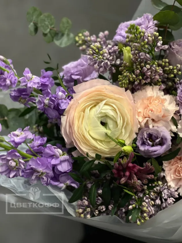 Сборный букет с сиренью и ранункулюсом