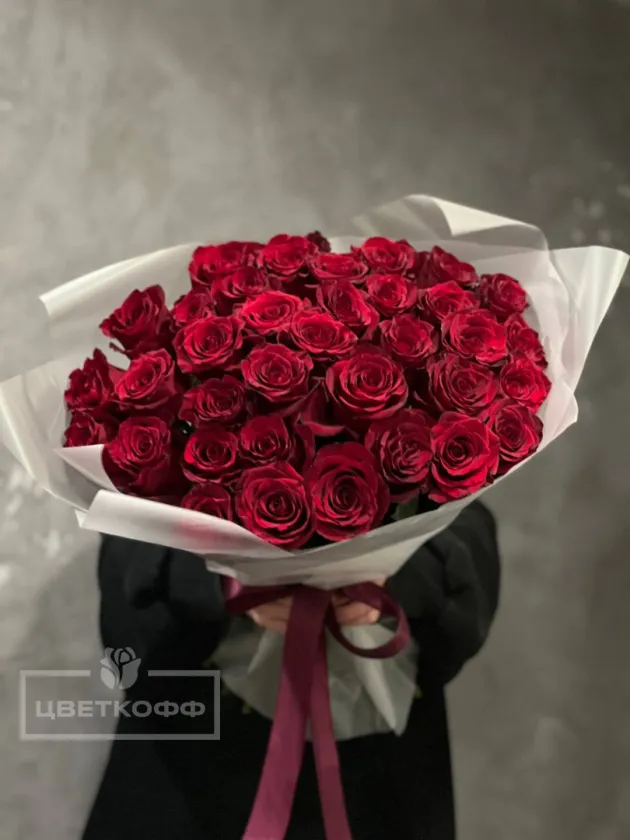 Букет из 35 красных роз в матовой пленке