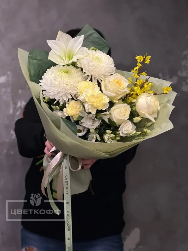 Сборный букет с лилией и цветущей форзицией «нежная симфония»