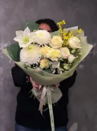 Сборный букет с лилией и цветущей форзицией «нежная симфония»