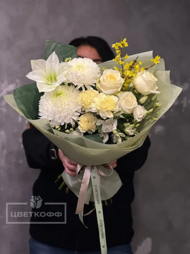 Сборный букет с лилией и цветущей форзицией «нежная симфония»