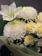 Сборный букет с лилией и цветущей форзицией «нежная симфония»