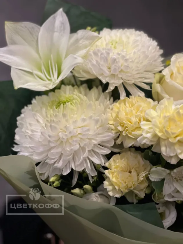 Сборный букет с лилией и цветущей форзицией «нежная симфония»