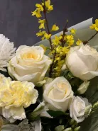 Сборный букет с лилией и цветущей форзицией «нежная симфония»