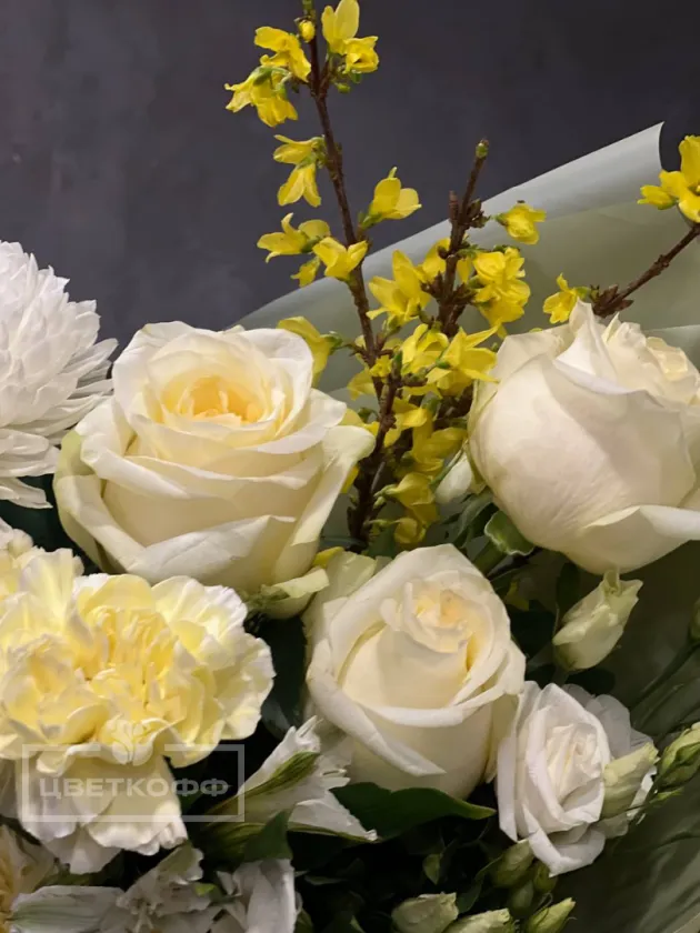 Сборный букет с лилией и цветущей форзицией «нежная симфония»