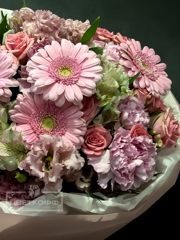 Сборный букет с герберой «зефирка»