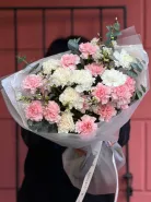 Моно букет из диантусов с цветущими ветками