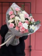 Моно букет из диантусов с цветущими ветками