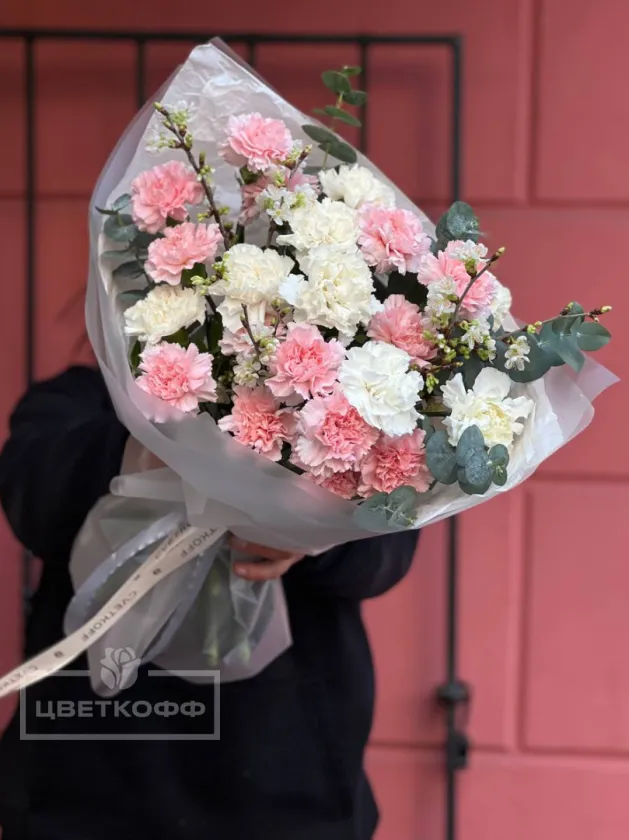 Моно букет из диантусов с цветущими ветками