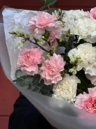 Моно букет из диантусов с цветущими ветками