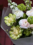 Яркий авторский букет с пионовидной розой «Вегги»