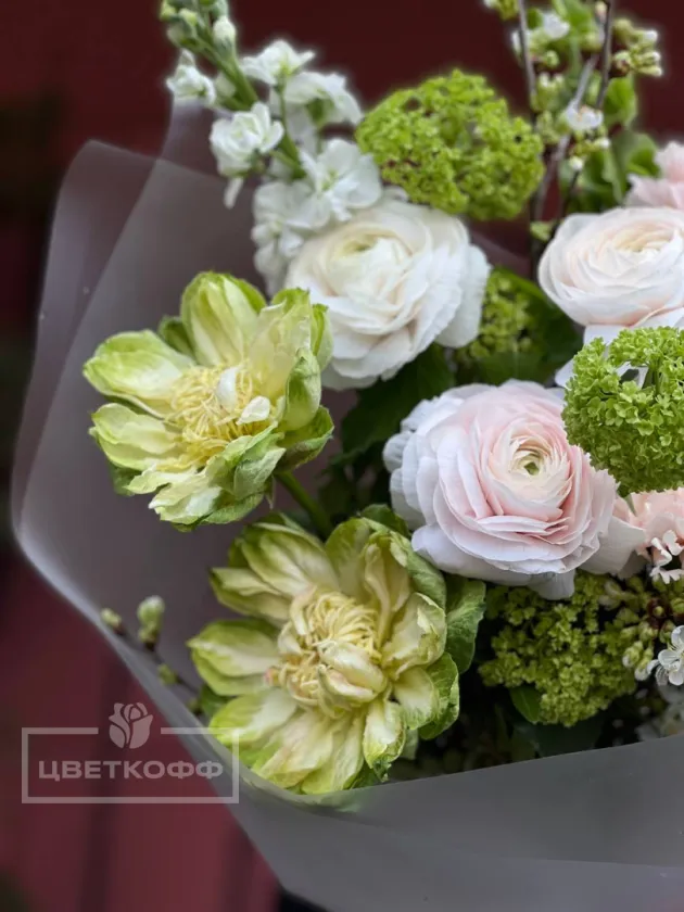 Яркий авторский букет с пионовидной розой «Вегги»