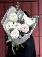 Моно букет с ранункулюсами и эвкалиптом