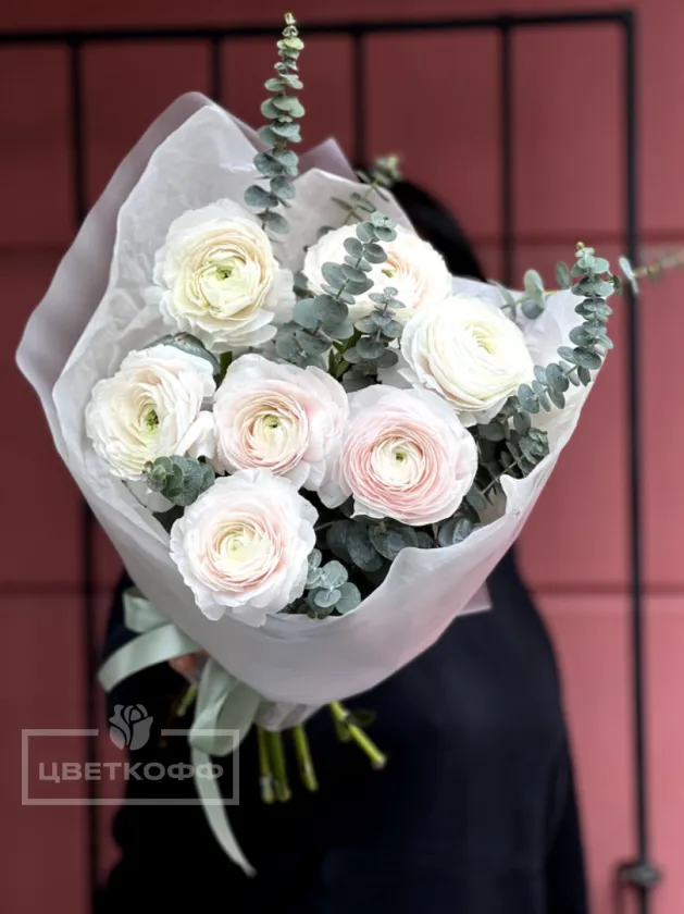 Моно букет с ранункулюсами и эвкалиптом