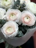 Моно букет с ранункулюсами и эвкалиптом