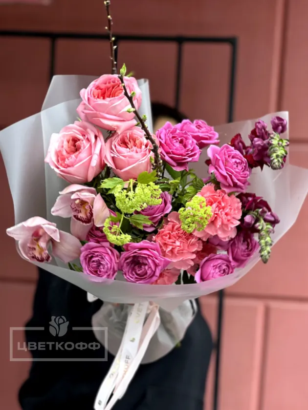 Яркий микс с пионовидными розами и орхидеей