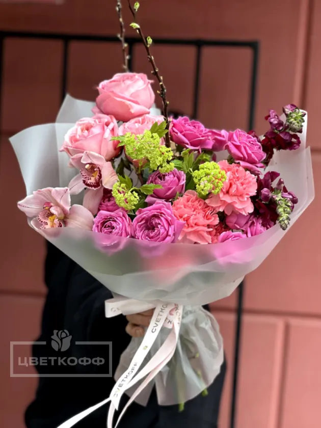 Яркий микс с пионовидными розами и орхидеей