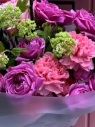 Яркий микс с пионовидными розами и орхидеей