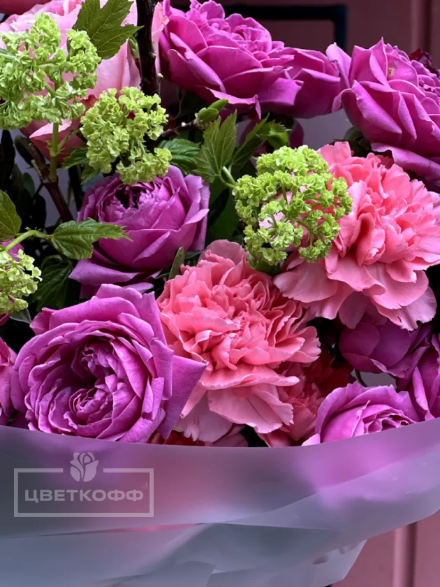 Яркий микс с пионовидными розами и орхидеей