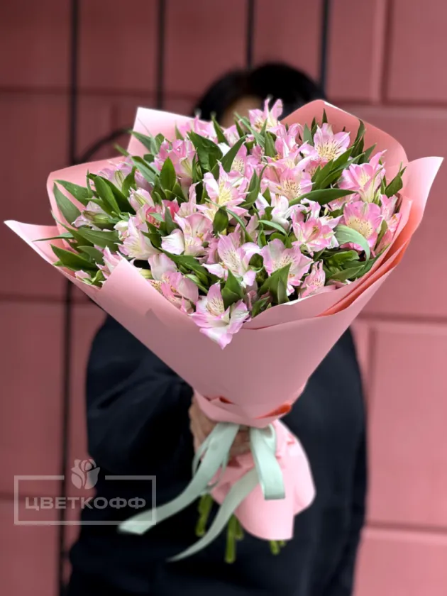 Моно букет из 15 розовых альстромерий