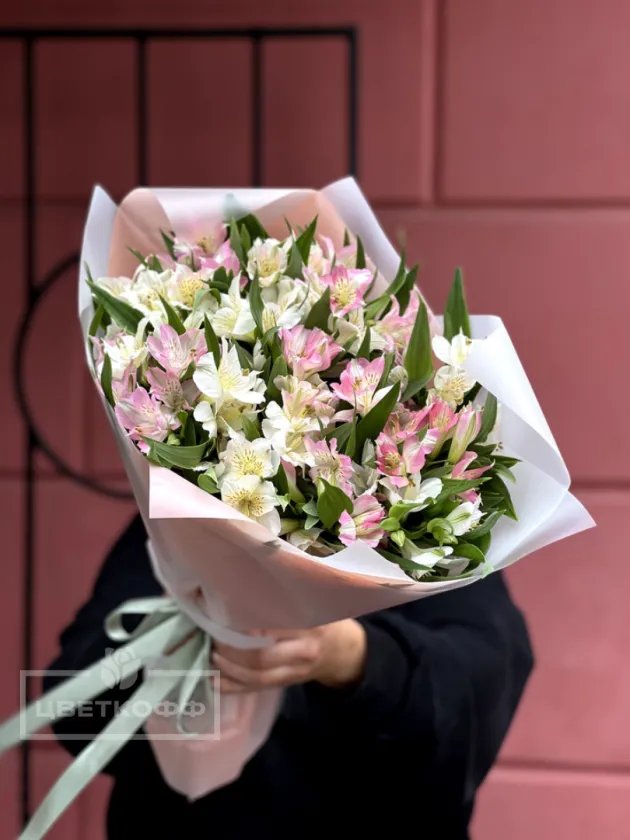 Моно букет микс из 15 бело-розовых альстромерий
