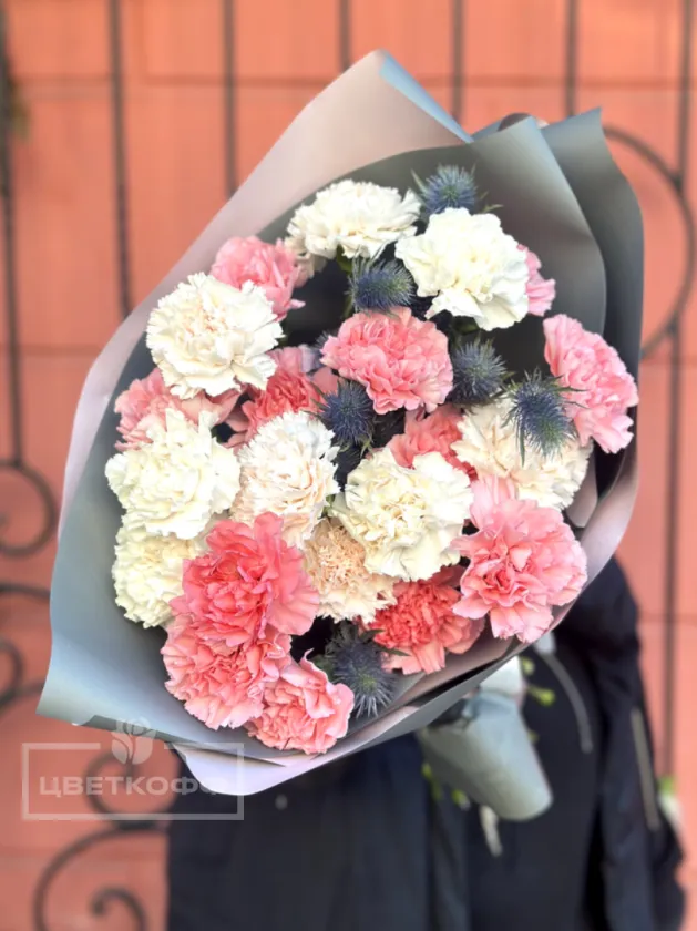 Микс из разноцветных гвоздик