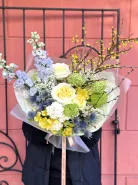 Авторский букет с цветущими ветками  «весеннее пробуждение»