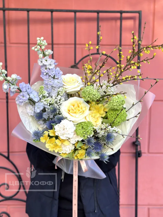 Авторский букет с цветущими ветками  «весеннее пробуждение»