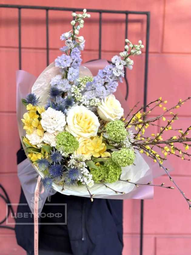 Авторский букет с цветущими ветками  «весеннее пробуждение»