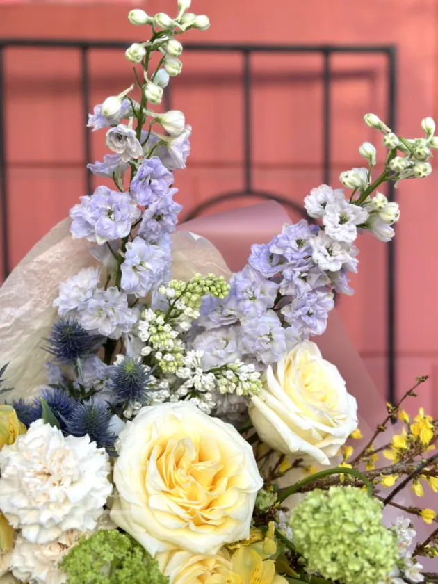 Авторский букет с цветущими ветками  «весеннее пробуждение»